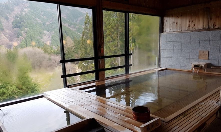 اونسِن (Onsen) یا حمام‌های عمومی ژاپنی